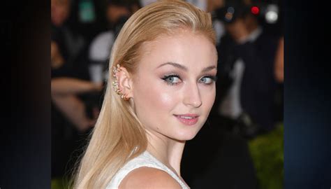 sophie turner desnuda|Sophie Turners harrowing shower scene in Survive stuns fans